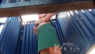 Зрелая брюнетка в пляжной раздевалке - интимность и стрижка