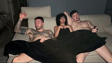 Горячая латинка трахается с двумя толстыми хуями и кончает